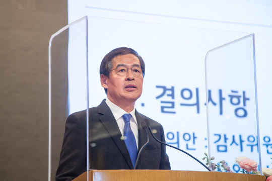 신학철 LG화학 부회장이 25일 서울 여의도 LG트윈타워 지하 1층 대강당에서 열린 '제20기 정기 주주총회'에서 발언하고 있다. <LG화학 제공>